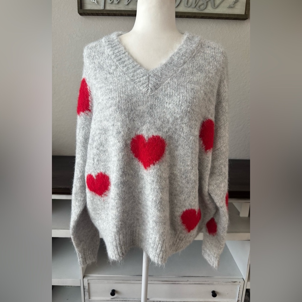 New Q2 Gray Red Heart Sweater Super Soft‎ OS Women's V-neck T